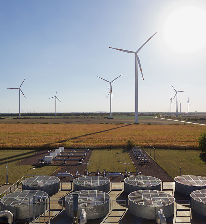 Unser Weg zur Klimaneutralität, Anlage Bobbau mit Windrädern im Hintergrund